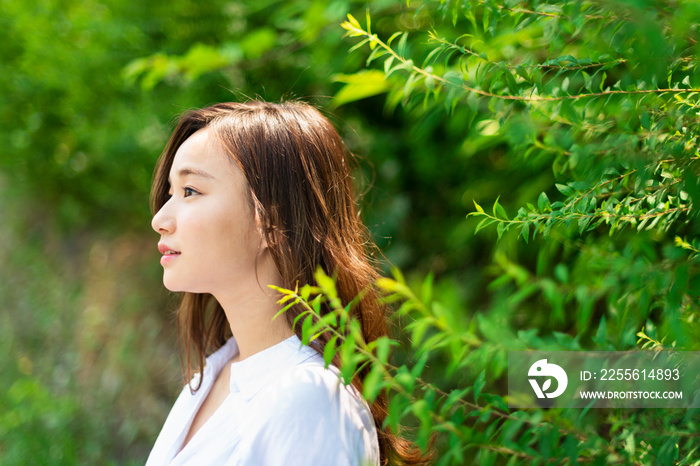 自然　女性　ポートレート