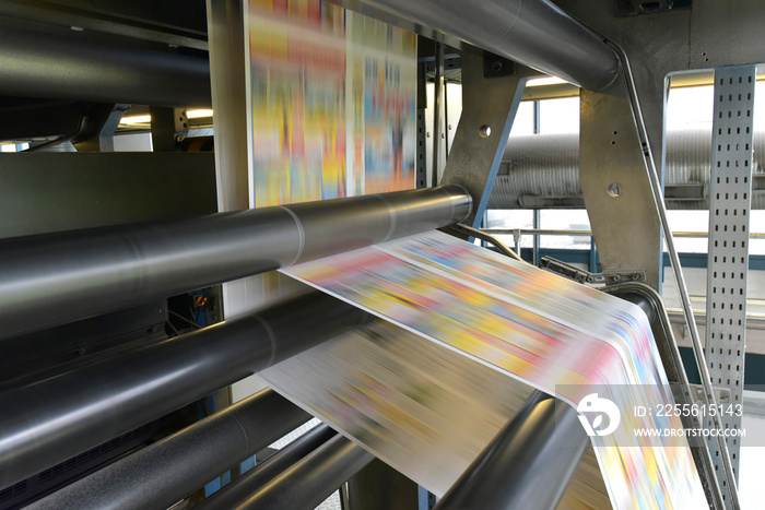 Rollen-Off-Set Druckmaschine in einer modernen Großdruckerei // Roll-off-set printing machine in a m