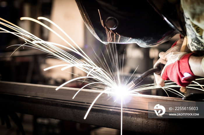 welder uses torch