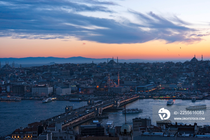 伊斯坦布尔博斯普鲁斯海峡日落处的加拉塔大桥