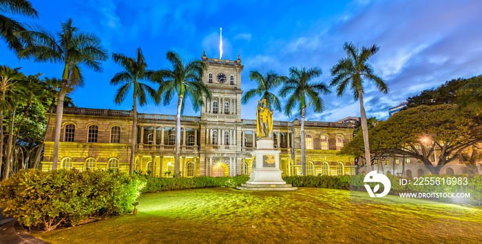Kamehameha国王雕像和Aliiolani Hale（夏威夷州最高法院），黄昏时的檀香山，瓦胡岛