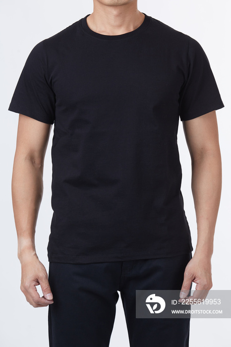 男士完美身材，黑色T恤样板设计，带有剪裁路径。