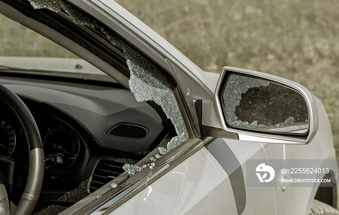 犯罪事件。袭击汽车。打碎汽车驾驶员侧车窗。小偷砸碎汽车车窗