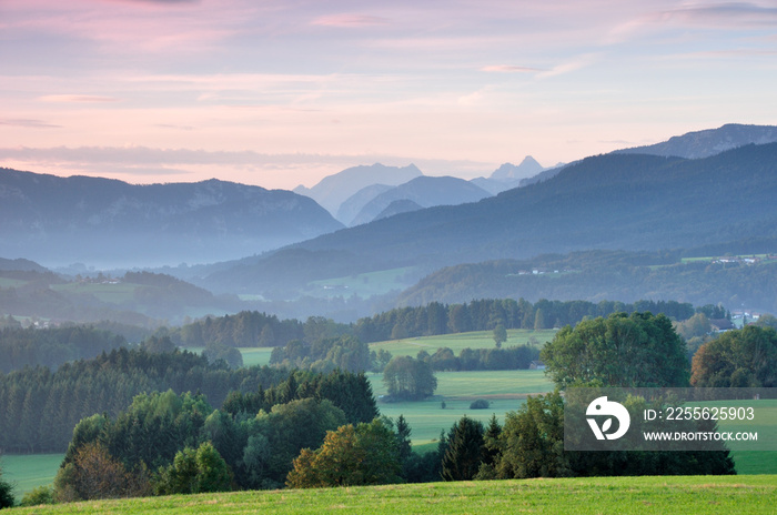 Morgenstimmung im Alpenvorland, Chiemgau, Blick auf Berchtesgadener Alpen mit Watzmann