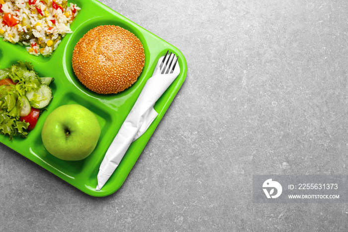 餐桌上有美味食物的托盘。学校午餐的概念