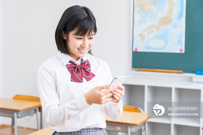 女子学生　スマホ　教室