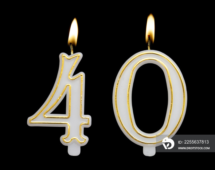 燃烧的生日蜡烛被隔离在黑色背景上，数字40