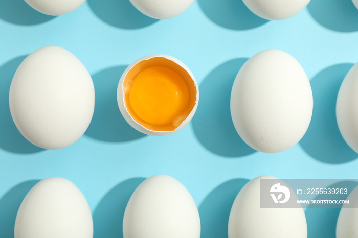 彩色背景上有鸡蛋和一半蛋黄的平蛋作文，空白处为文本