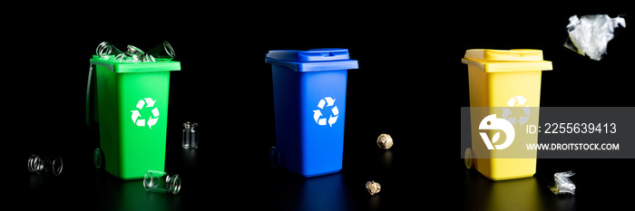 回收设置垃圾。黄色、绿色、蓝色垃圾箱，用于回收塑料、纸张和玻璃罐垃圾隔离物