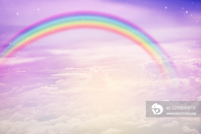 多云天空中的彩虹