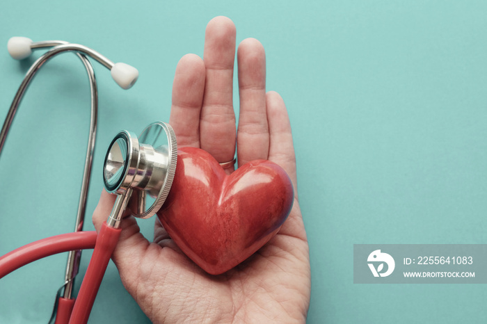 带听诊器的红心在手，心脏健康，健康保险理念，世界心脏日，世界