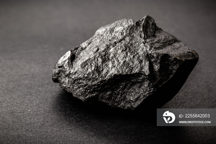 石墨矿，也称为黑铅或铅，石墨具有多种重要的工业应用