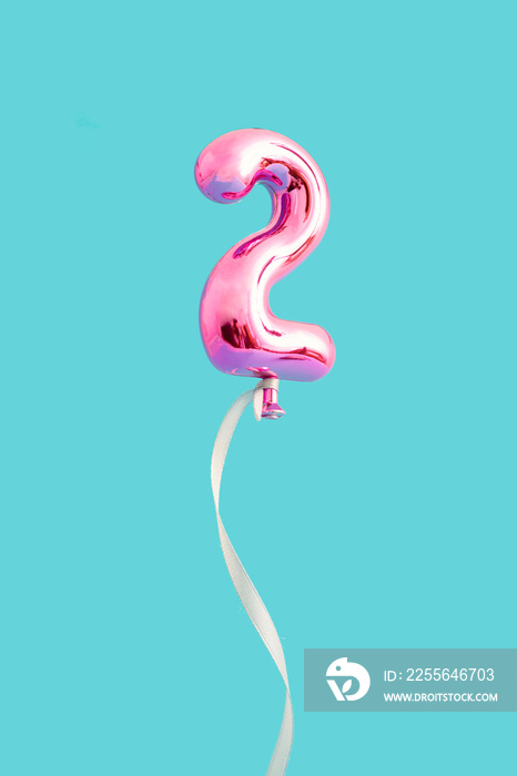 第二个形状，由粉色气球和丝带在明亮的蓝色背景下制成。周年纪念主题