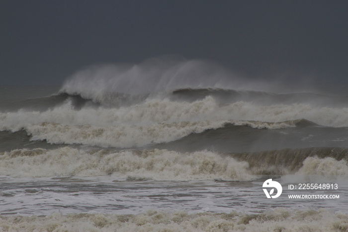 飓风多里安逼近佛罗里达州代托纳海滩时的波浪和云层