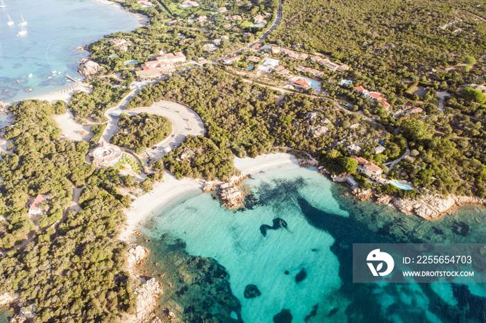 在撒丁岛的斯梅拉尔达海岸，Capriccioli的spettacolare vista aerea della spiaggia di Capriccioli.Mare sole e ta