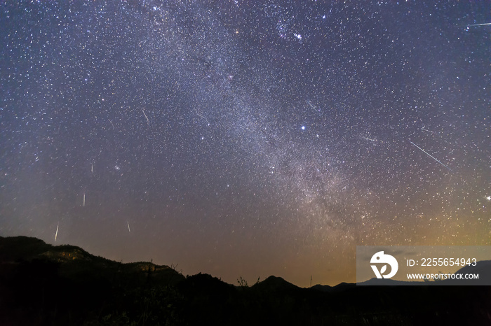 山上的双子座流星雨和银河系。夜空中的双子座流星