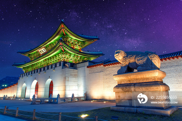 韩国首尔的庆北宫和银河。