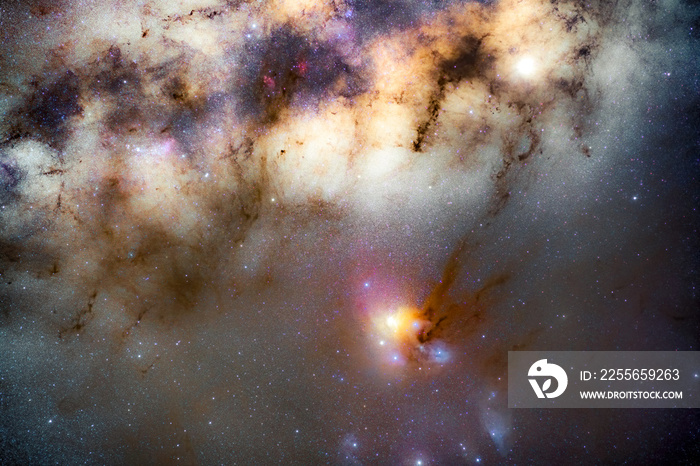 美丽的银河系核心与蛇夫座罗云复合体。长曝光照片。