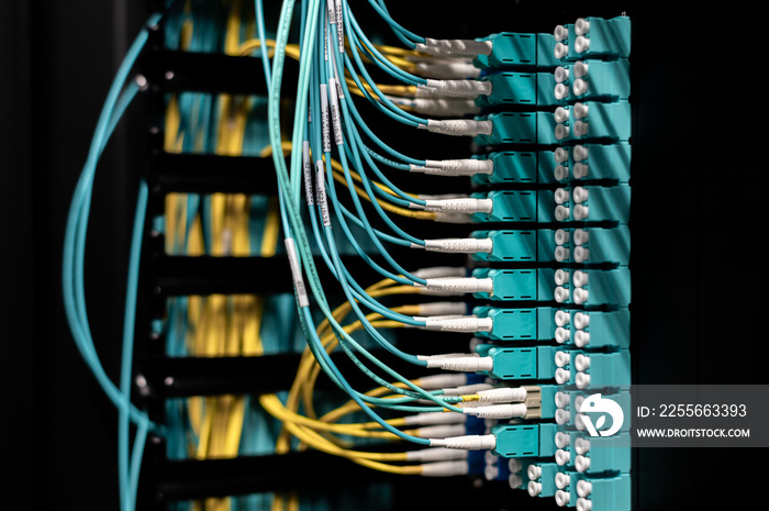 数据中心网络接线板中的光纤电缆和连接器