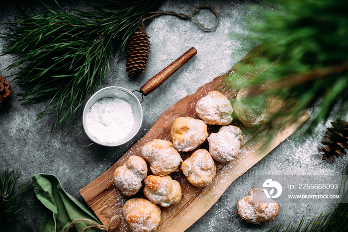 桌上有奶油冻的Profiteroles。新年甜点