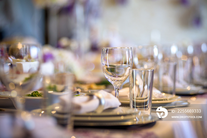 美丽的餐桌布置，配有陶器和鲜花，用于派对、婚礼招待会或其他节日活动