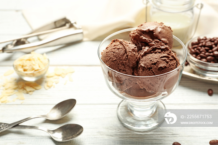 木桌上玻璃碗里美味的巧克力冰淇淋