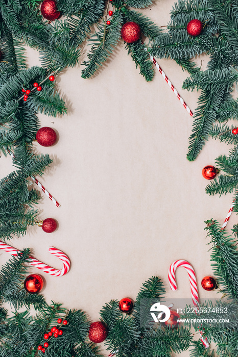 带有圣诞树和装饰品的工艺背景俯视图。文本可用空间。红色圣诞ba