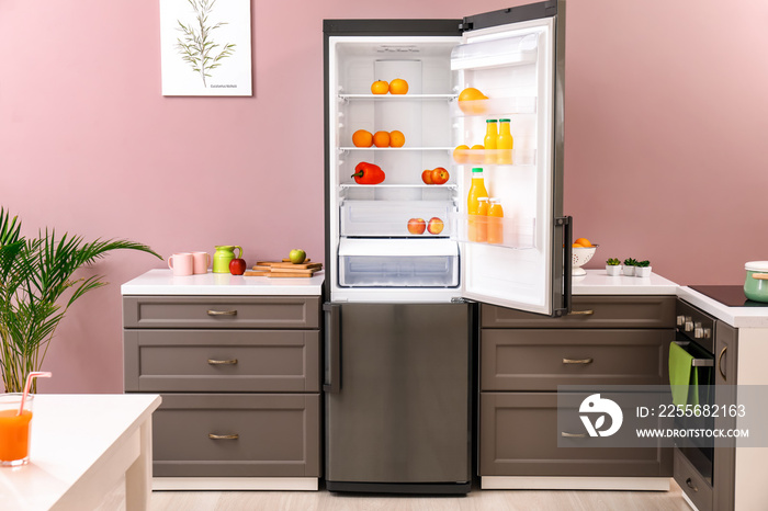 厨房内部的大型现代冰箱