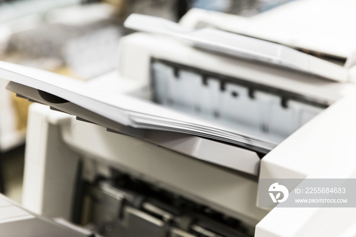 工业打印机创建客户订单的多份副本。