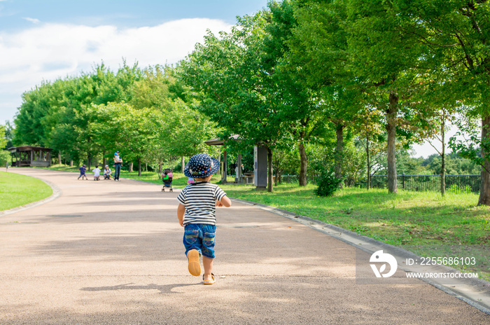 公園で走る男の子