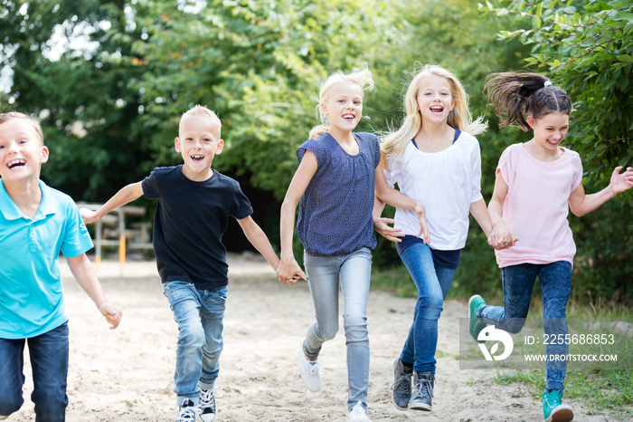 Kinder laufen auf dem Schulhof