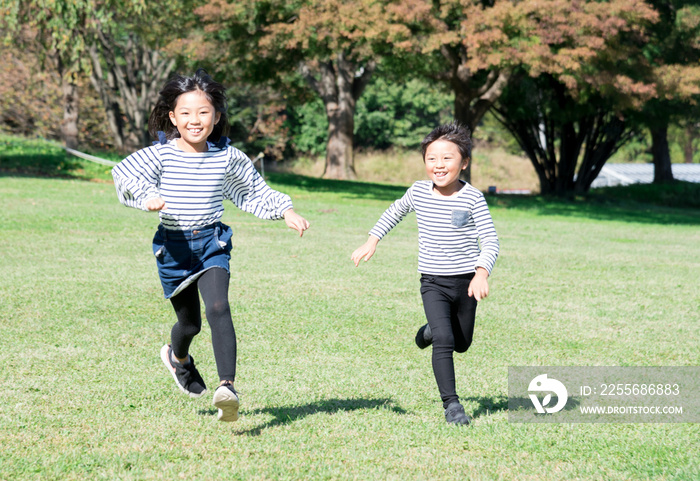 笑顔で走る子供