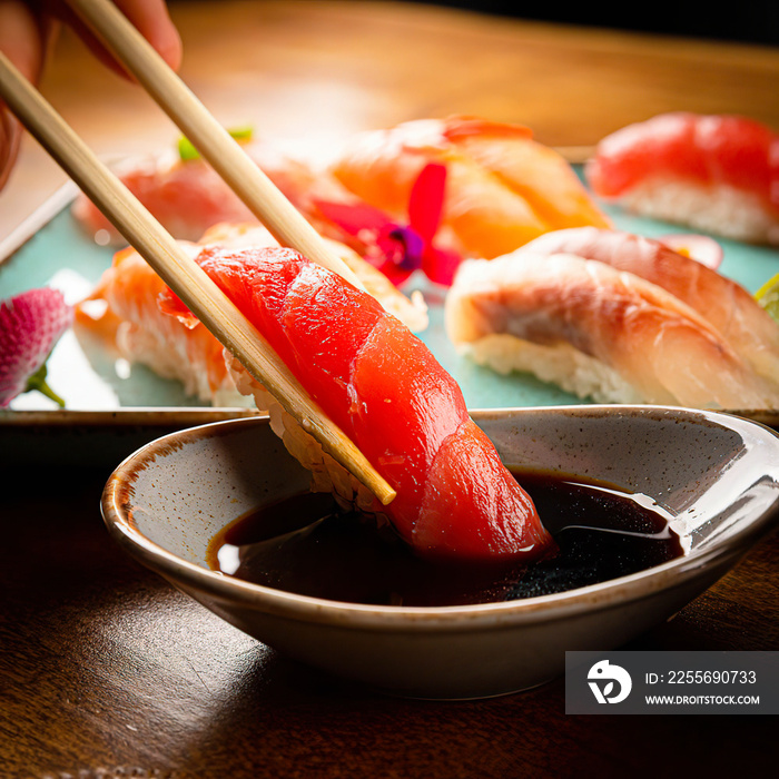 用筷子享用刺身套餐。日本料理。美食。