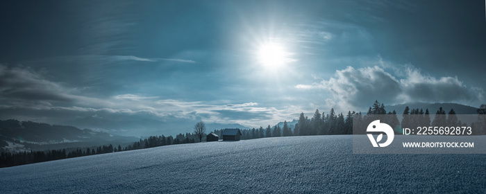 Verschneite Winterlandschaft mit Einsamer Holzhütte