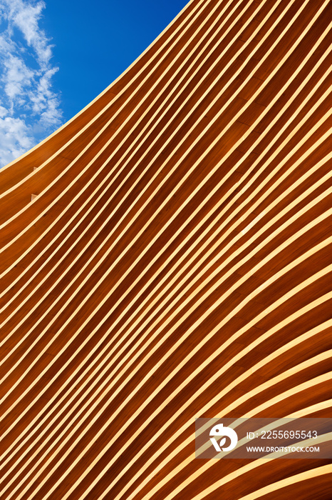 现代木制建筑细节/蓝天上的现代木制建筑特写