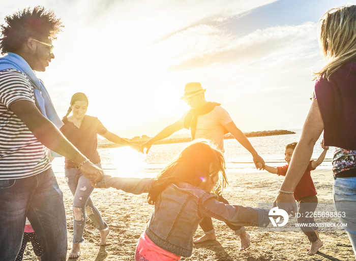 两个家庭在海滩上和孩子们玩耍——多元文化的人们在避暑时玩得很开心