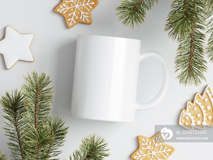 一杯咖啡和圣诞树，带有冷杉树枝的马克杯模型