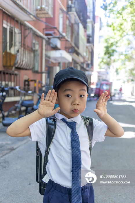 一个背书包穿校服的快乐小学生