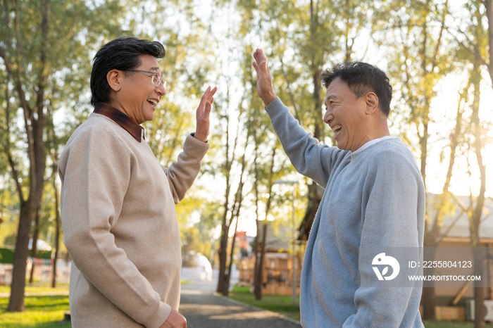 两个中老年男人开心地击掌