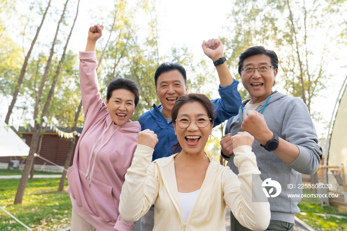 一群中老年人户外健身