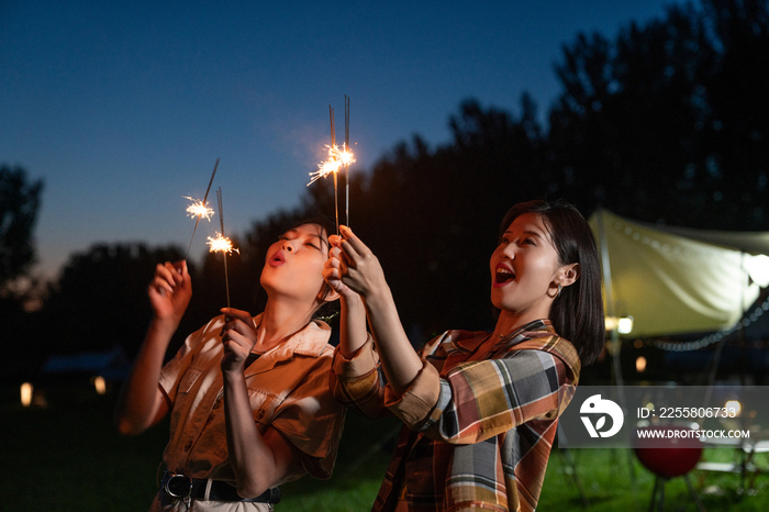 晚上在露营地放烟花