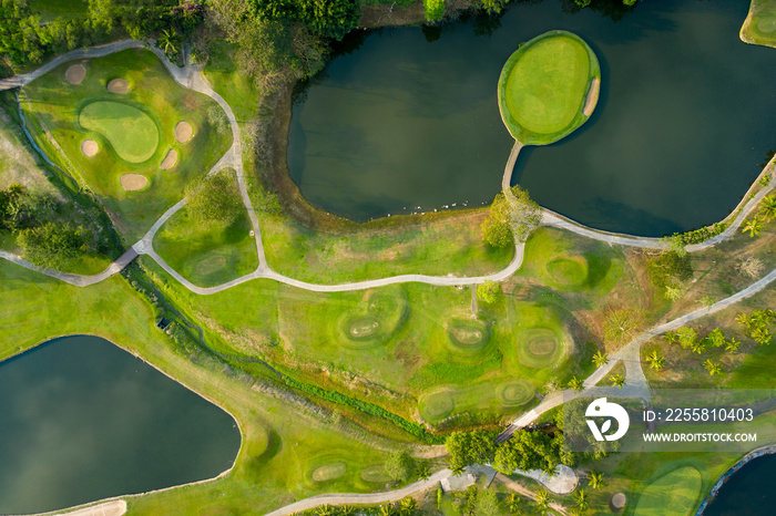 Aerial photos of golf courses with beautiful lakes.