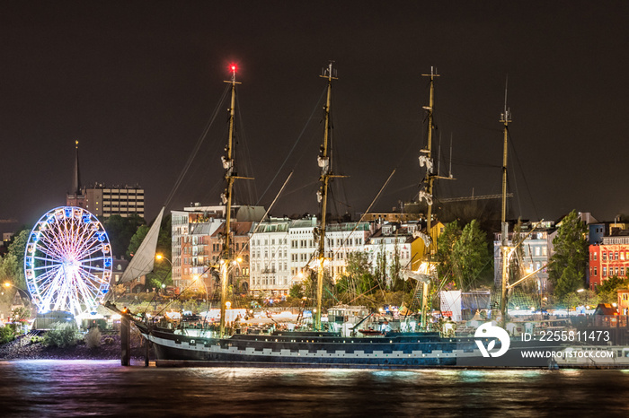 Segelschiff an den Hamburger Landungsbrücken bei Nacht