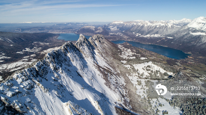 Le lac d’Annecy et ses montagnes en hiver