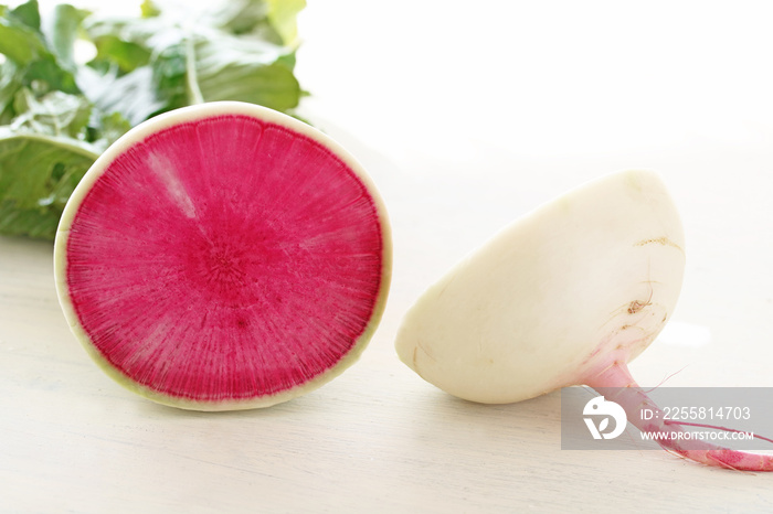 Tasty watermelon radish on white wooden background紅芯大根