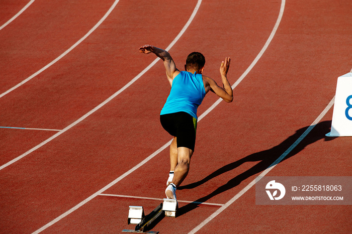 start 400 meters man runner run in stadium