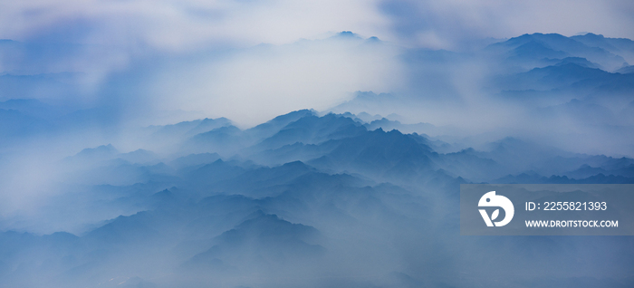 航拍山峦