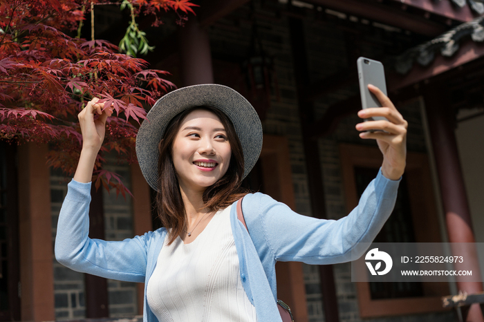 年轻女子旅游拍照