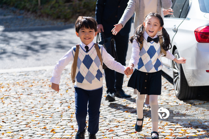 年轻夫妻接孩子放学