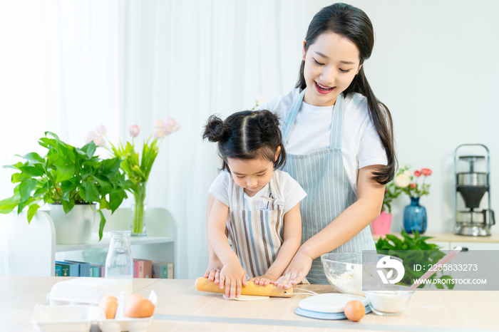 妈妈和女儿一起做烘焙